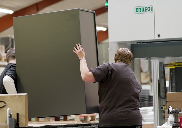Dencon producerer kontormøbler i nordisk stil og fremstiller stort set alle deres møbler på fabrikken i Skive.