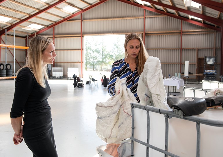Lise Korsgaard fra Salling Autogenbrug kigger sammen med designer fra Grünbag Sille Aaes på airbags, og hvordan de kan genbruges til tasker. Foto Adam Pade.
